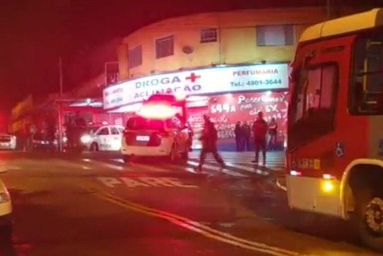 Bandido é baleado por PM e comparsa foge após roubar comércio em Sto.André