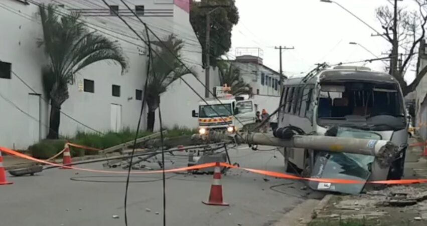 Condutor de micro-ônibus perde controle e derruba poste em Sto.André