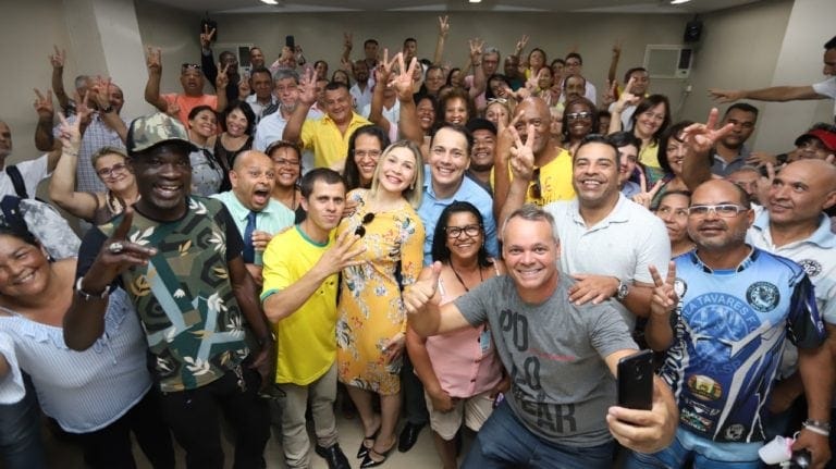 Atila toma posse pela 4ª vez e comemora decisão com moradores de rua