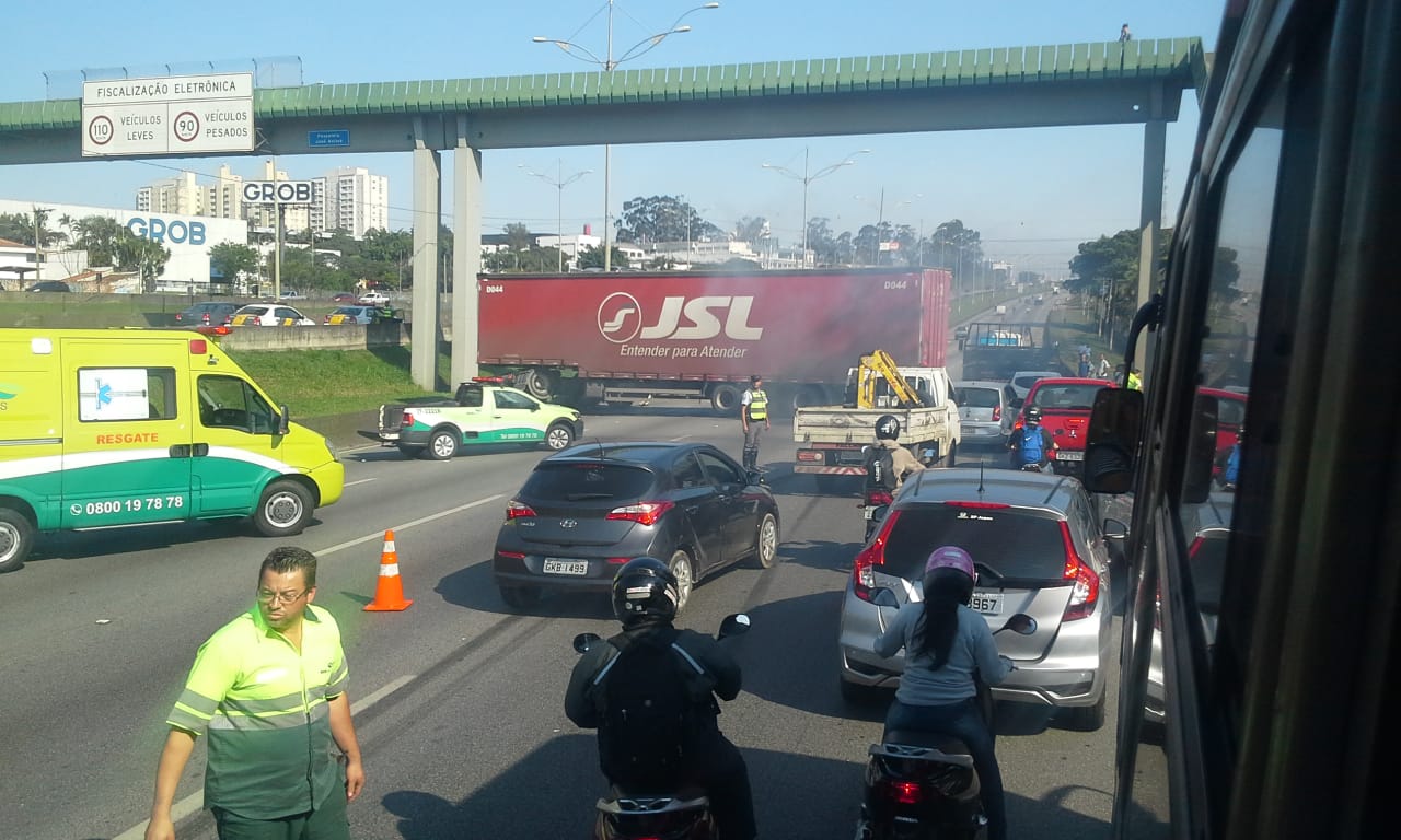 Acidente com caminhão bloqueia parte da Anchieta e causa congestionamento