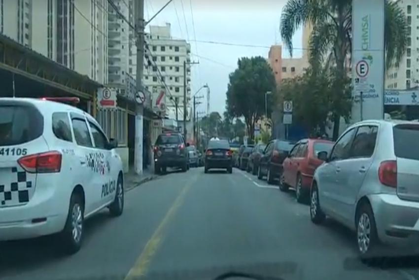 Agente da Zona Azul de Sto.André é ameaçada com arma após notificar carro de PM