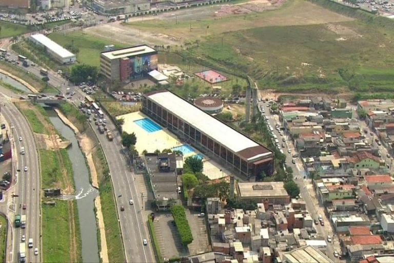 Aluno dá um golpe de faca na barriga do professor