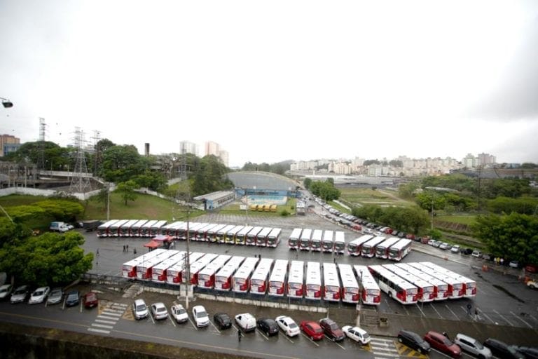 Atila entrega 53 novos ônibus e investimento soma R$ 100 milhões