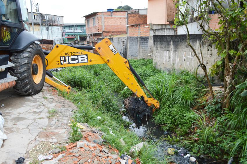 Semasa retira 3 mil toneladas de lixo de córregos todo mês