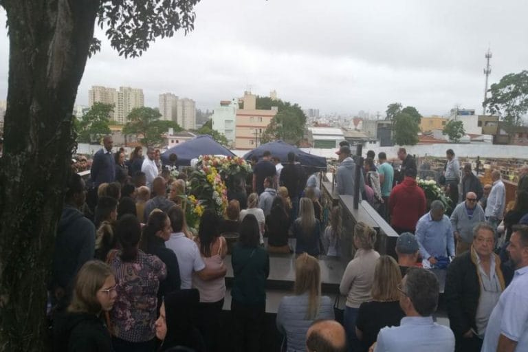 Em meio à comoção de amigos e familiares, Ramon é enterrado em S.Bernardo