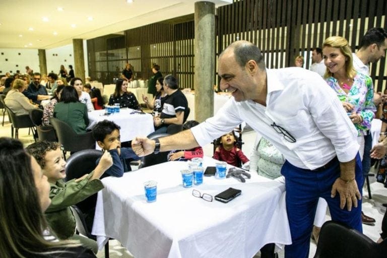 Ao doar R$ 500 mil às APMs, Auricchio anuncia óculos grátis