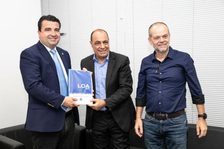 Auricchio entrega Orçamento na Câmara com acréscimo de 9% na receita
