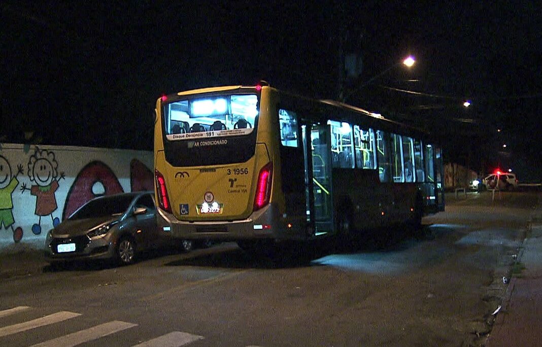 Motorista de ônibus tem ataque de fúria, atira em 3 e dá golpe de faca em flanelinha