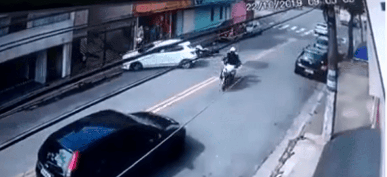 PM é vítima de acidente de trânsito e se fere em Sto.André; Veja vídeo