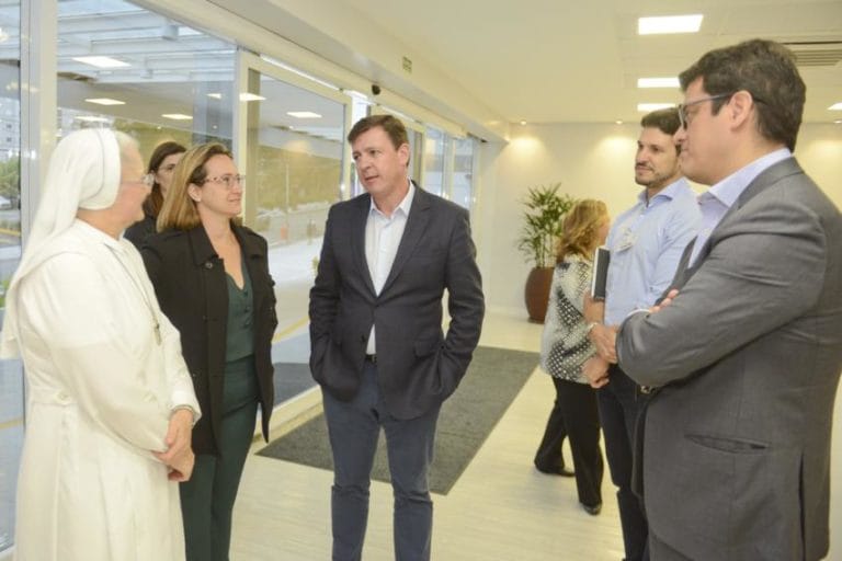 Morando anuncia credenciamento do hospital Neomater aos usuários do Imasf