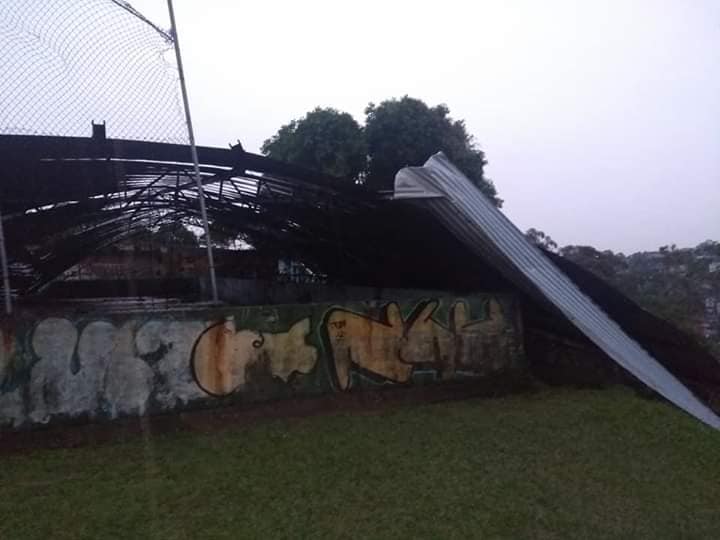 Forte chuva derruba teto de quadra de escola de Diadema