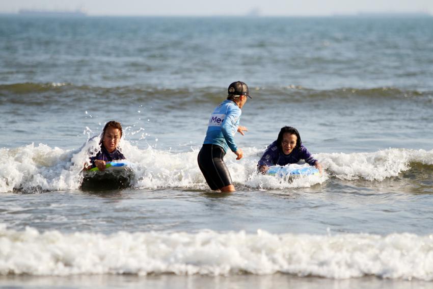 Idosos de Diadema participam de aula de Surf