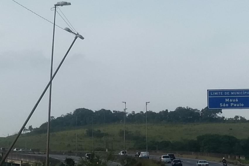 Poste de iluminação na av. que liga Mauá à Jacu Pêssego está prestes a cair