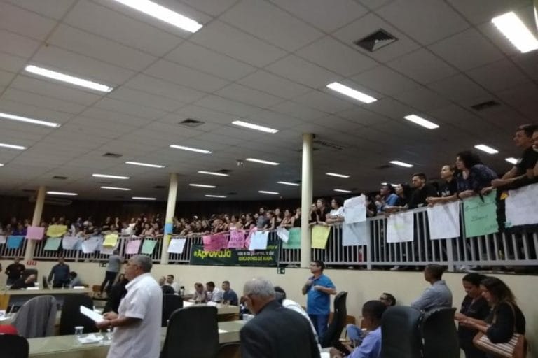 Educadores de Mauá protestam, mas vereadores não votam estatuto