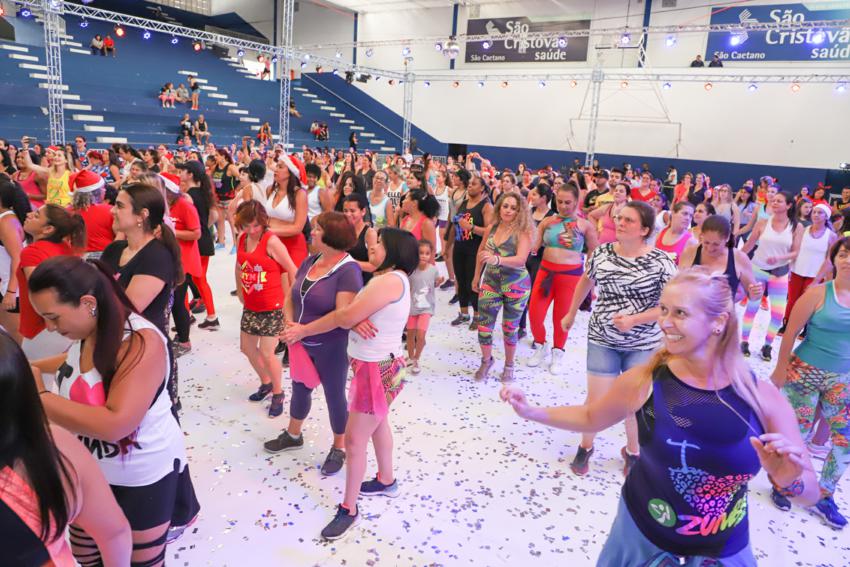 S.Caetano promove Zumba com festa natalina e personagens Disney