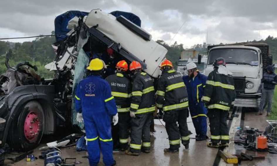 Acidente com caminhões no Rodoanel deixa um morto e outro ferido