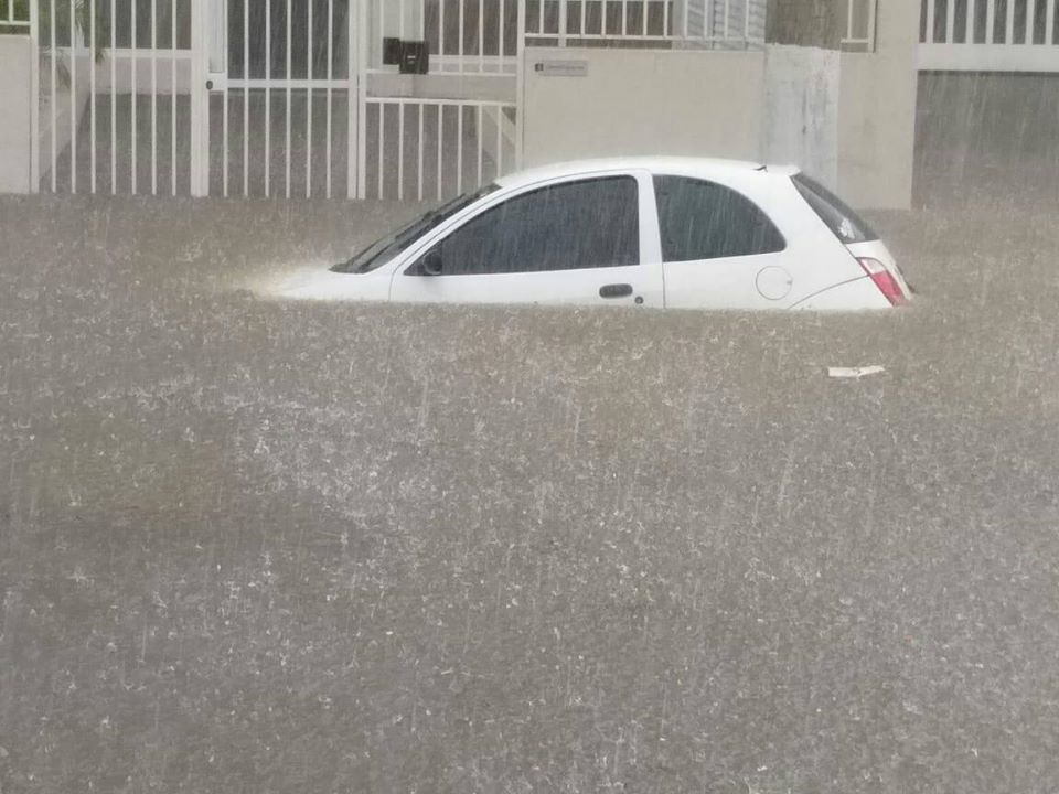 Diadema vive dia de caos com enchentes  