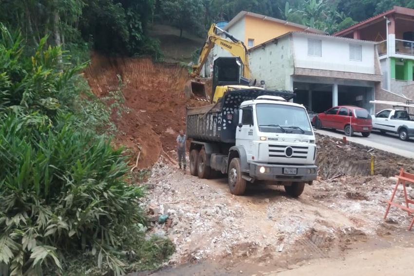 Semasa flagra movimentação de terra e supressão de vegetação em área protegida