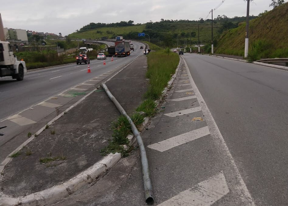 Poste cai e provoca acidente com 4 carros na divisa de Mauá com SP