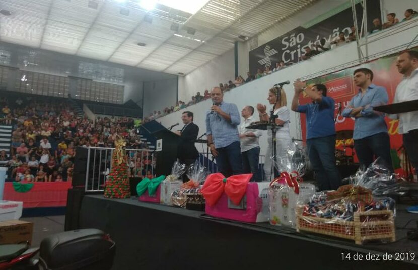 Com show dos Demônios da Garoa, S.Caetano entrega 7,4 mil cestas de Natal