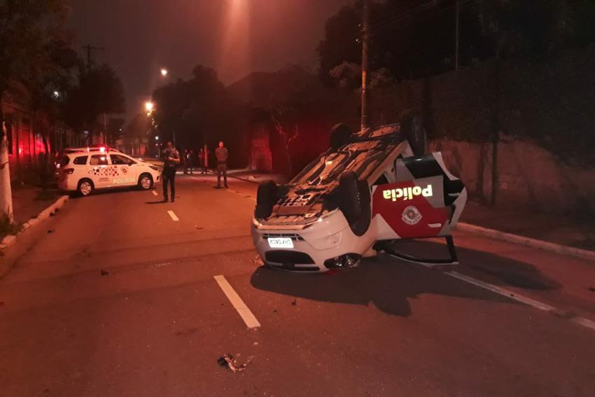 Viatura da Polícia Militar bate no poste e capota após cerco a suspeitos