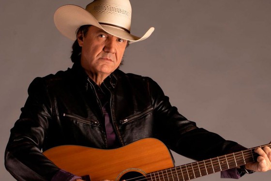 Cantor sertanejo Juliano Cezar sofre infarto no palco e morre aos 59 anos