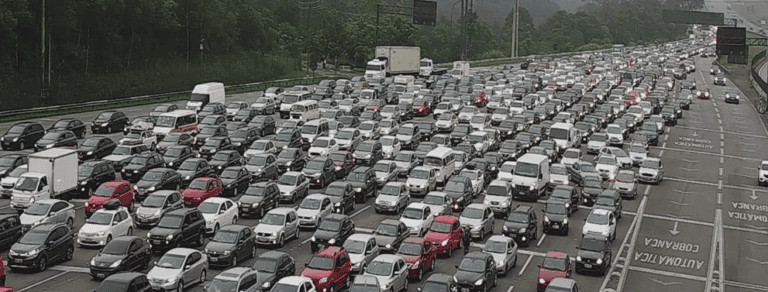 Para ir ao litoral, motorista enfrenta congestionamento na Imigrantes e Anchieta