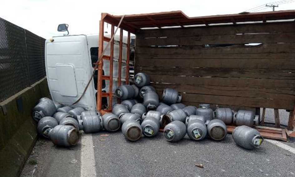 Caminhão que transportava gás de cozinha tombou na Anchieta