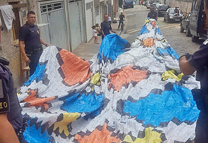 GCM de Sto.André apreende balões em terreno abandonado na Vila Palmares