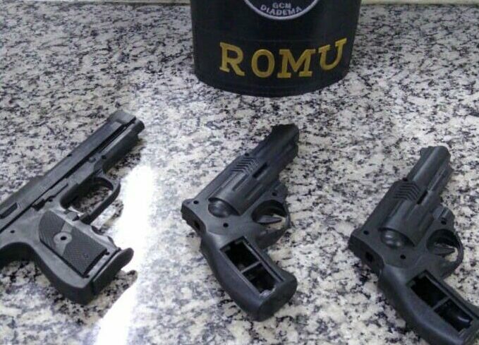 Crianças usam simulacro de arma para roubar mulheres em ponto de ônibus de Diadema