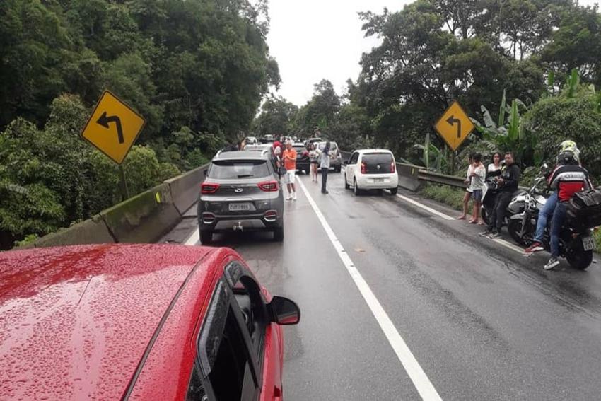 Bandidos assaltam caminhoneiro e tentam fazer arrastão na Anchieta