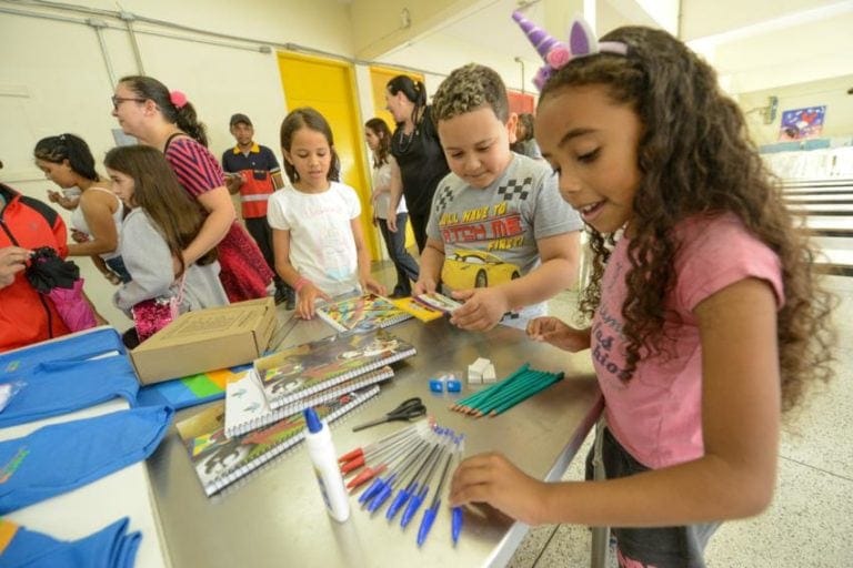 São Bernardo entrega material e uniforme escolar no 1º dia de aula