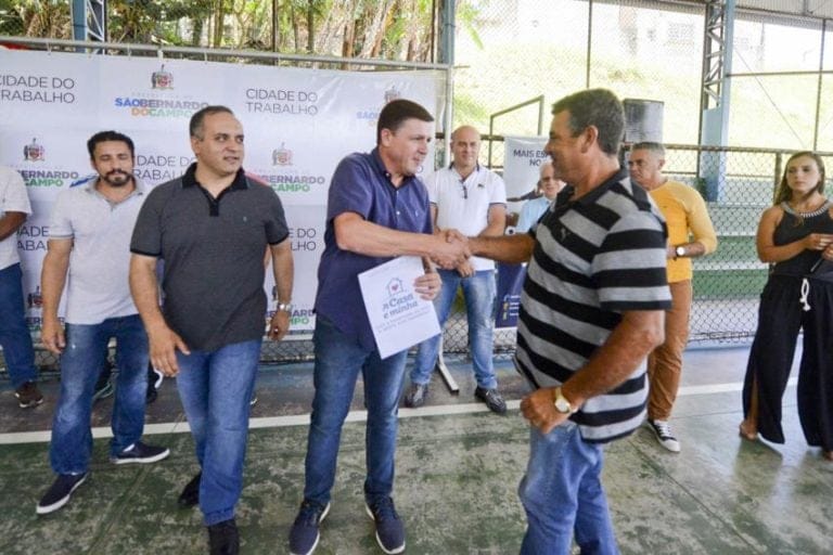 Morando entrega 128 escrituras e lança programa Arena Parque de Esportes