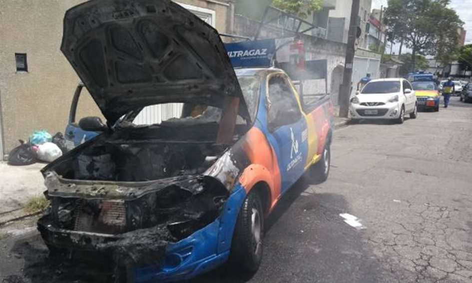 Caminhonete com botijões de gás pega fogo em Santo André 