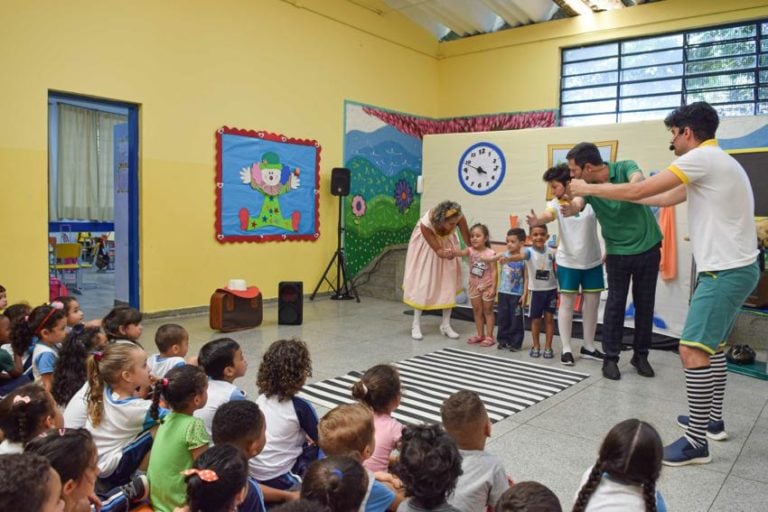 Sumiço da faixa de pedestres é tema de espetáculo para alunos em Diadema