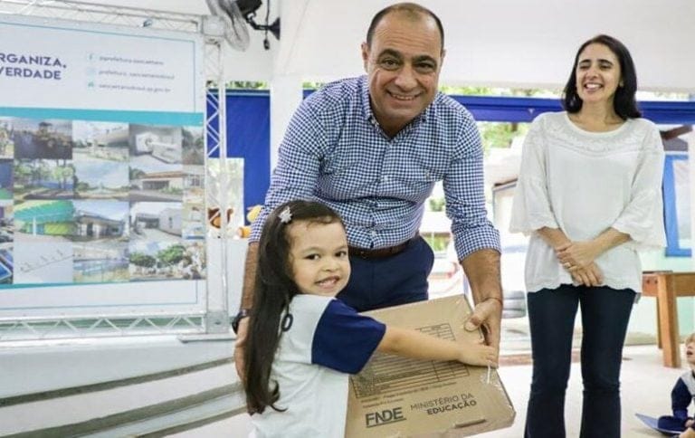 Alunos de São Caetano recebem kits escolares e auxílio-uniforme
