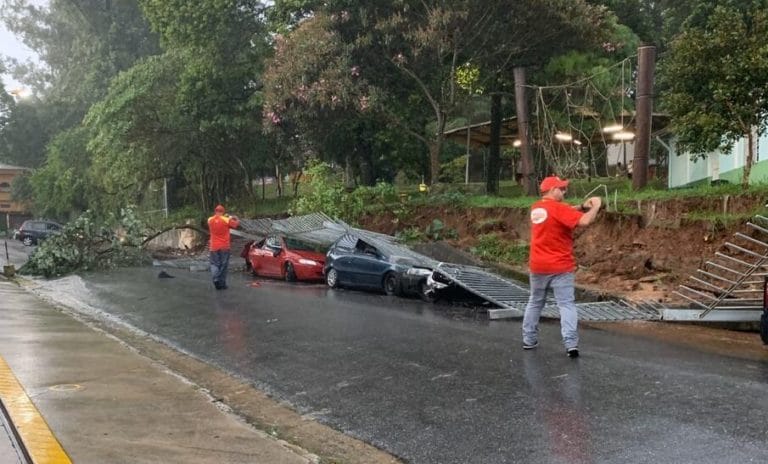 Chuvas castigam Sto.André com alagamentos, queda de grade e árvores