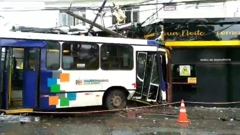 Grave acidente entre ônibus e carro em São Bernardo deixa vítimas