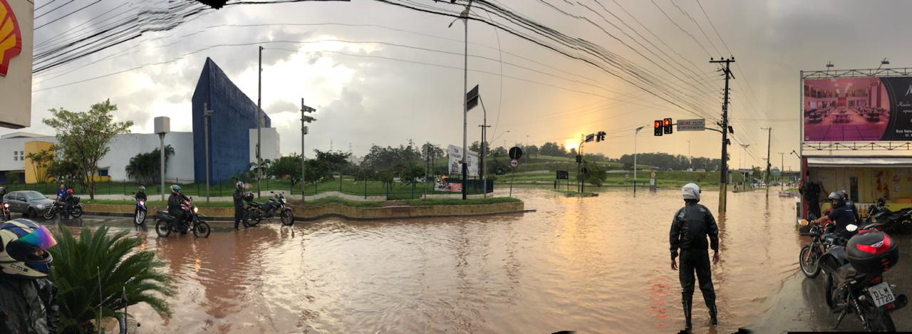 Chuvas causam alagamentos em Mauá e trânsito vira o caos; Veja vídeo