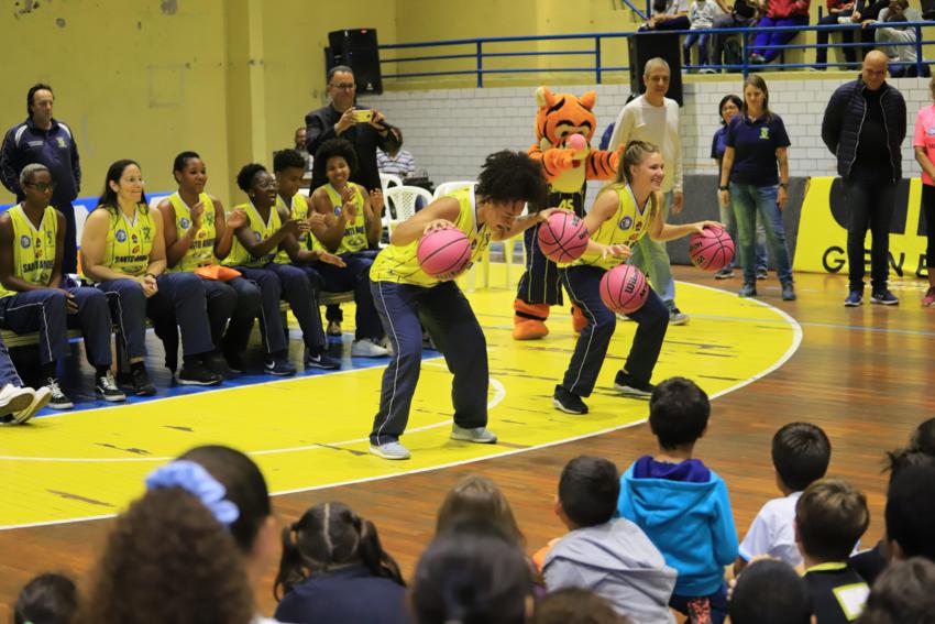 Sto.André apresenta equipe de basquete feminino para a temporada