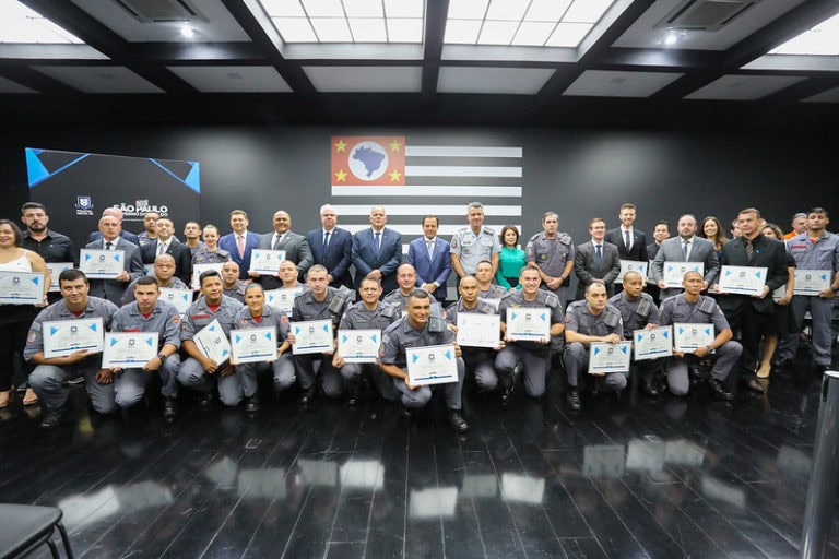 Doria homenageia policiais que atuaram no caso da família morta em S.Bernardo