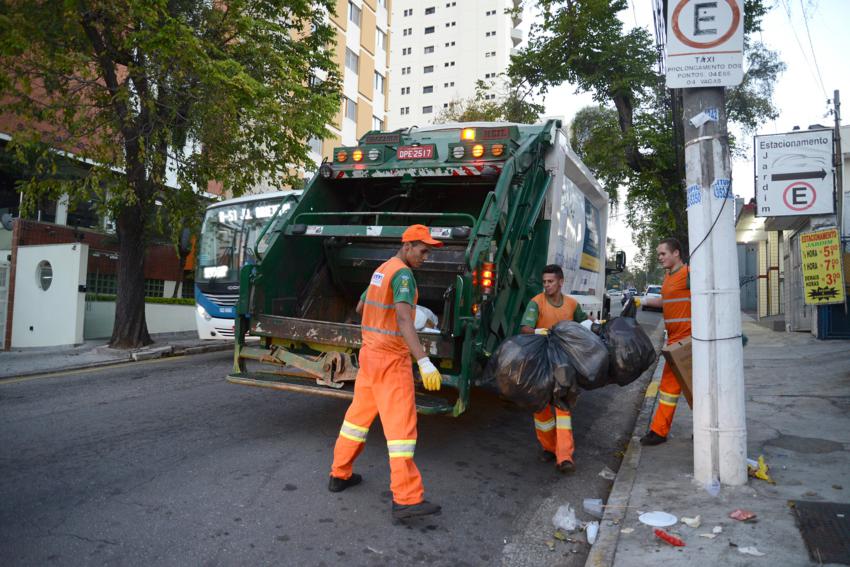 Semasa reforça equipes da coleta de lixo porta a porta