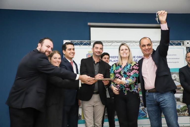 Auricchio entrega ônibus e cozinha para a 3ª idade e anuncia 6º Cise