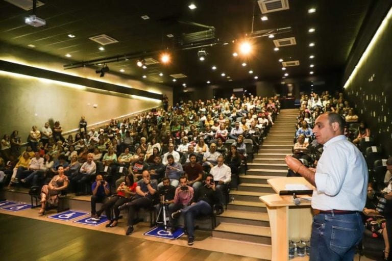 Auricchio pagará 2 parcelas do abono a professores em março e lança currículo