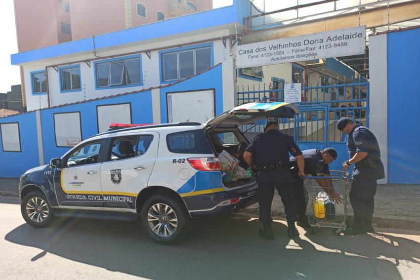 GCM de S.Bernardo doa alimentos e produtos de limpeza à Casa dos Velhinhos