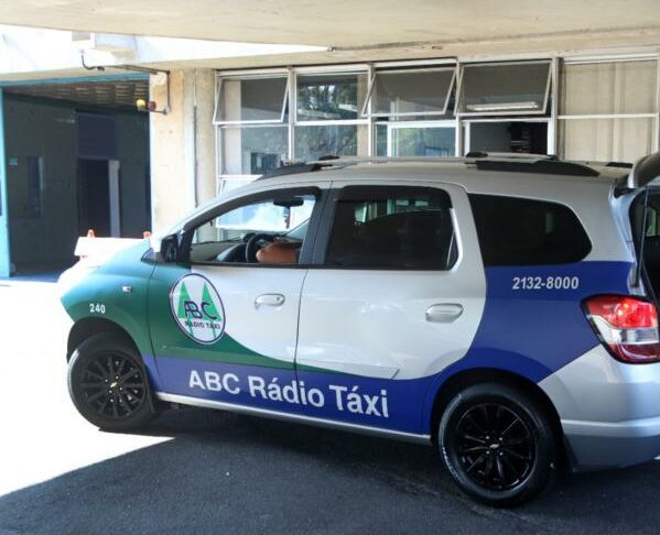 Ambulantes, taxistas e motoristas de transporte escolar ganham cestas em Sto.André