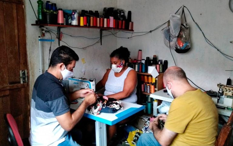Grupo do Núcleo Resistência distribui máscaras em Rio Grande da Serra