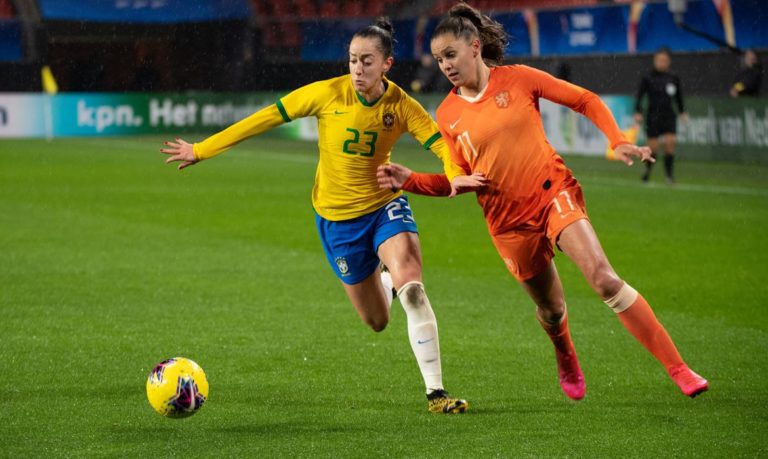 FIFPro diz que coronavírus ameaça crescimento do futebol feminino