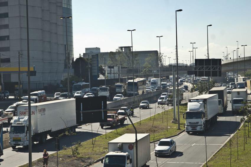 Para não ter lockdown em SP, Bruno Covas cria rodízio de carros restritivo