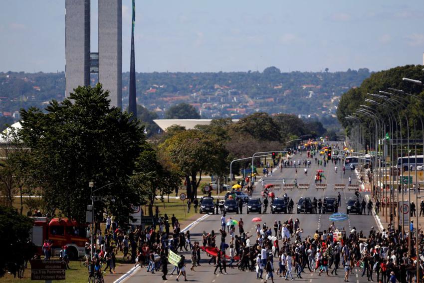 Manifestações pró e contra governo são registradas neste domingo